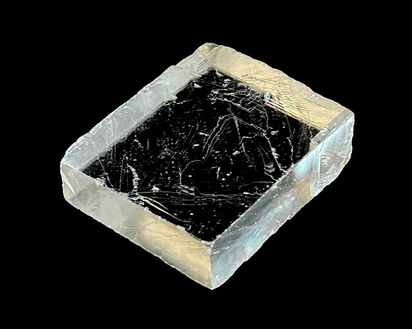 optischer Calcit natur auf schwarzem Hintergrund