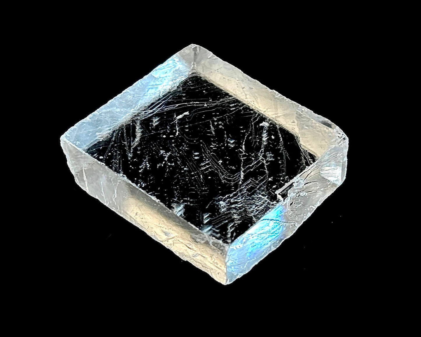 optischer Calcit naturbelassen auf schwarzem Hintergrund