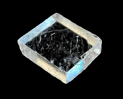 optischer Calcit naturbelassen auf schwarzem Hintergrund