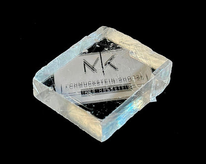 optischer Calcit mit Lichtbrechung auf schwarzem Hintergrund