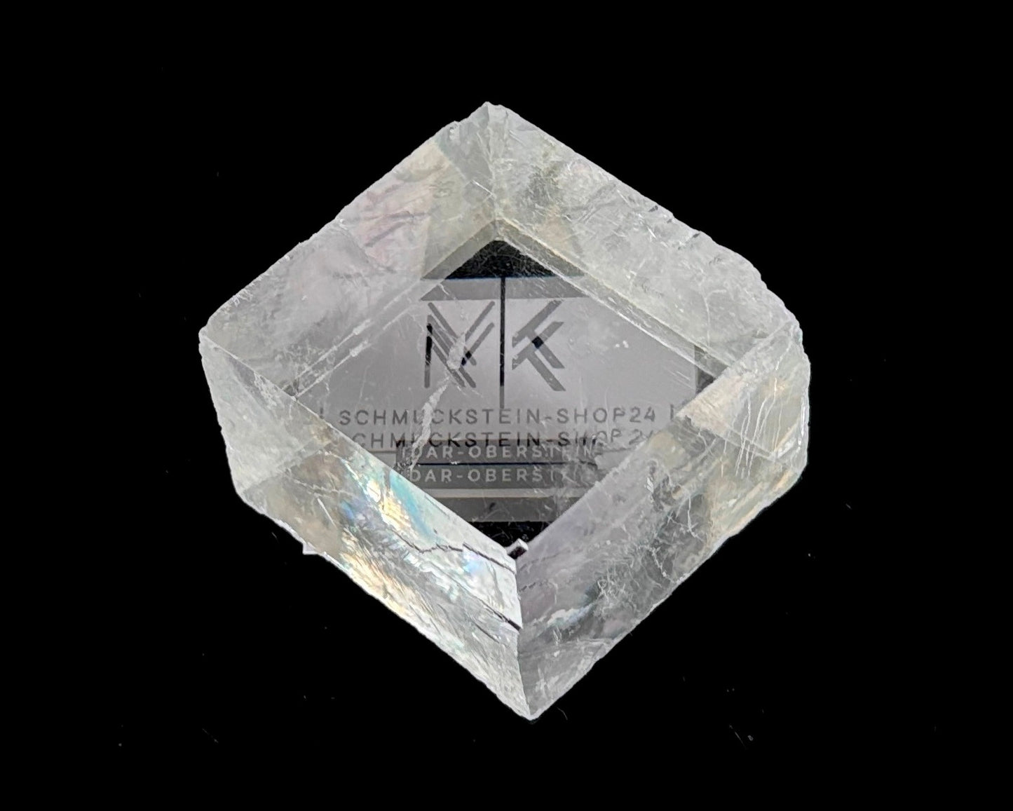 optischer Calcit mit Doppelbrechung auf schwarzem Hintergrund