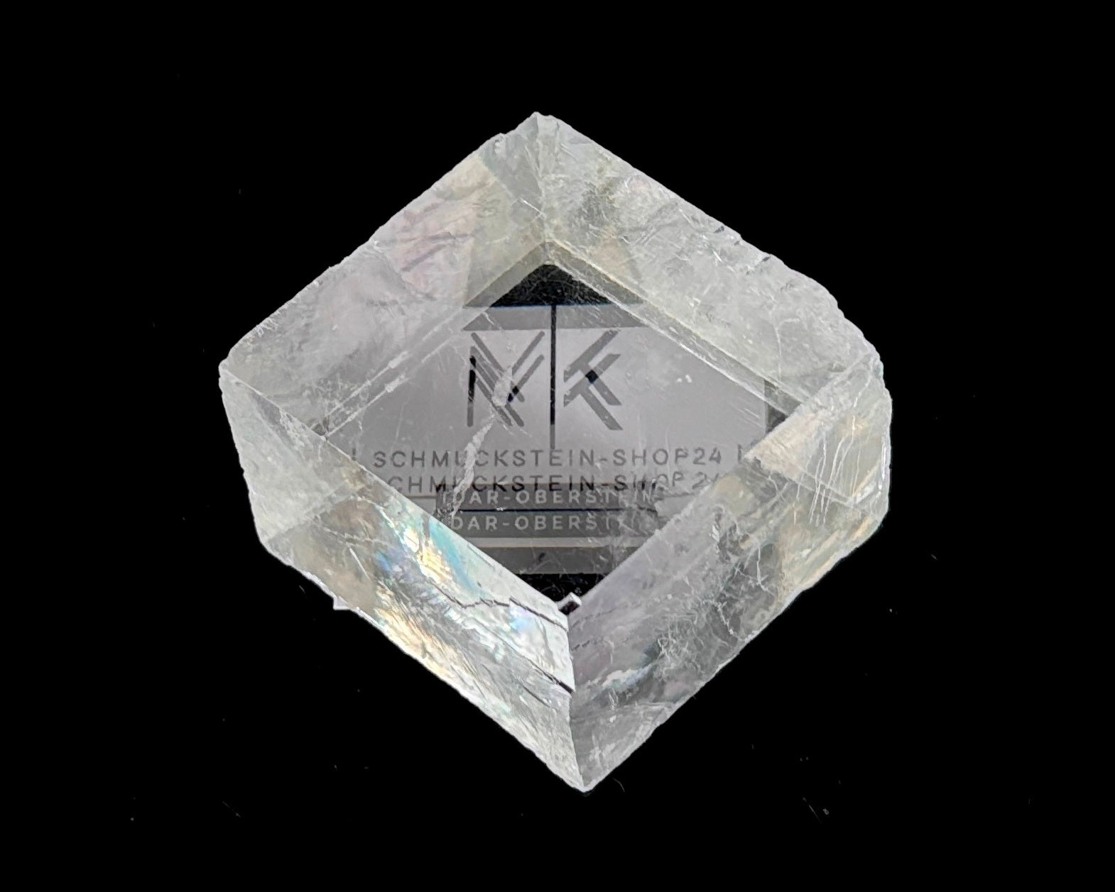 optischer Calcit mit Doppelbrechung auf schwarzem Hintergrund