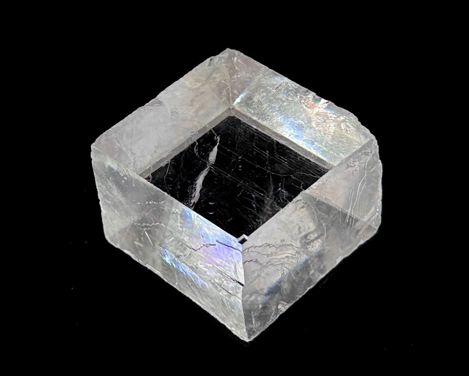 optischer Calcit natur auf schwarzem Hintergrund