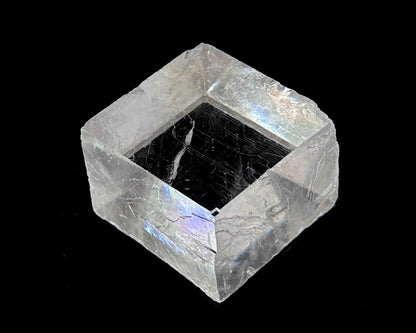 optischer Calcit natur auf schwarzem Hintergrund