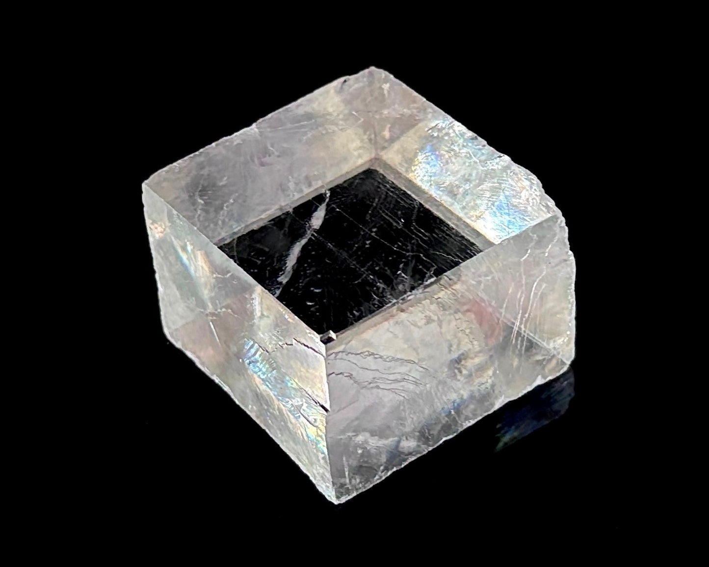 optischer Calcit naturbelassen auf schwarzem Hintergrund