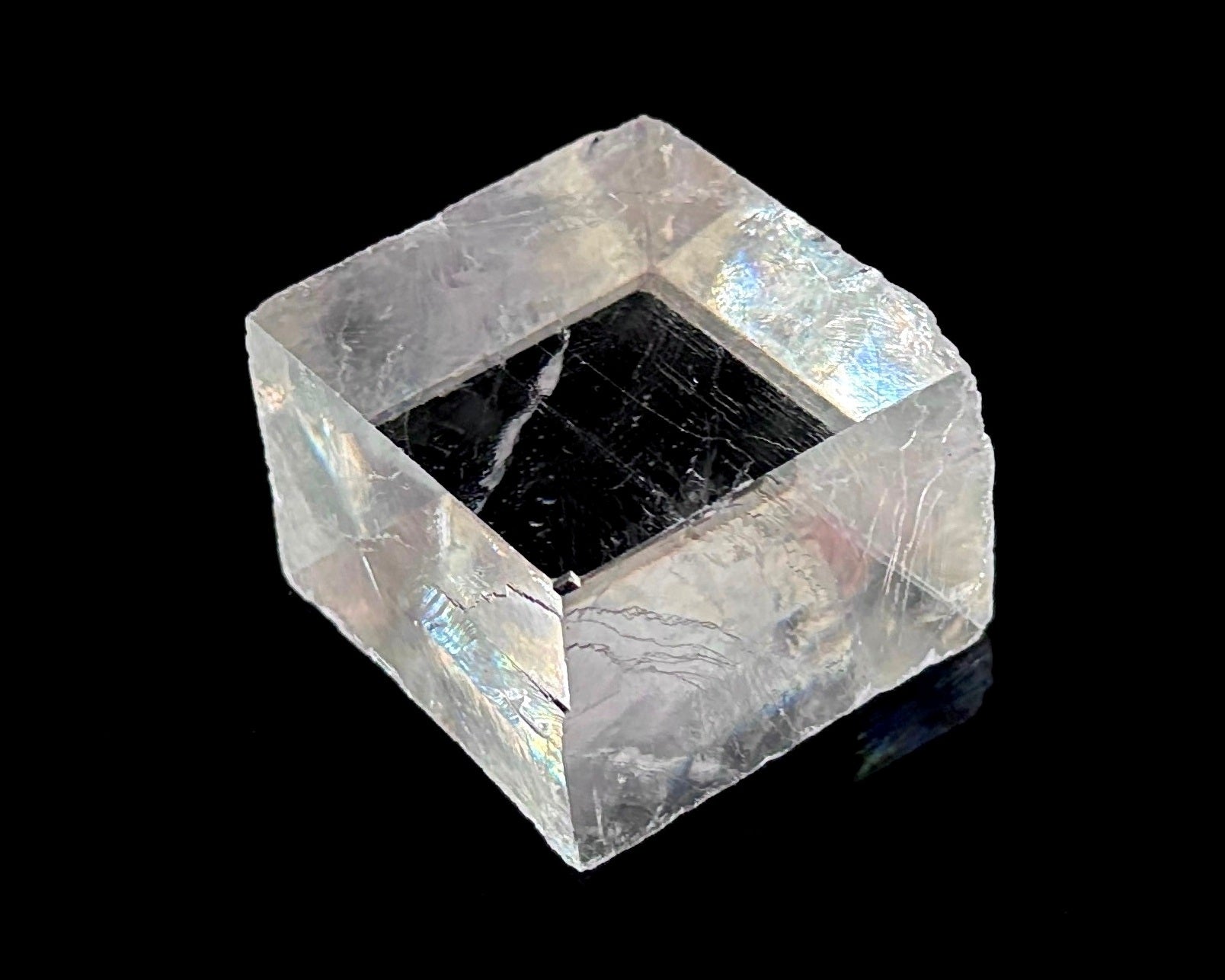 optischer Calcit naturbelassen auf schwarzem Hintergrund