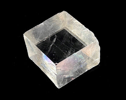 optischer Calcit mit Lichtbrechung auf schwarzem Hintergrund