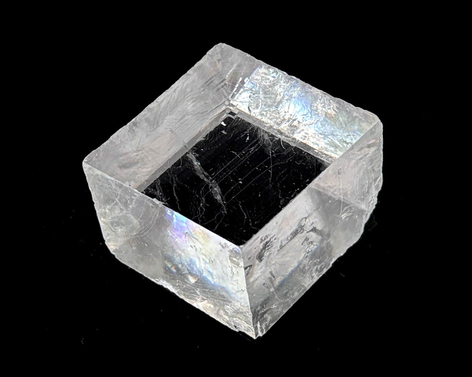 optischer Calcit mit Lichtbrechung auf schwarzem Hintergrund