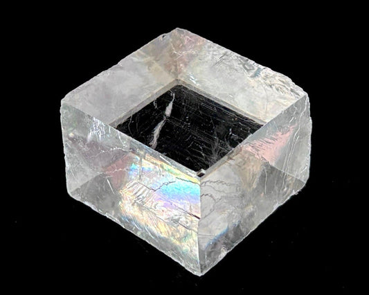 optischer Calcit auf schwarzem Hintergrund