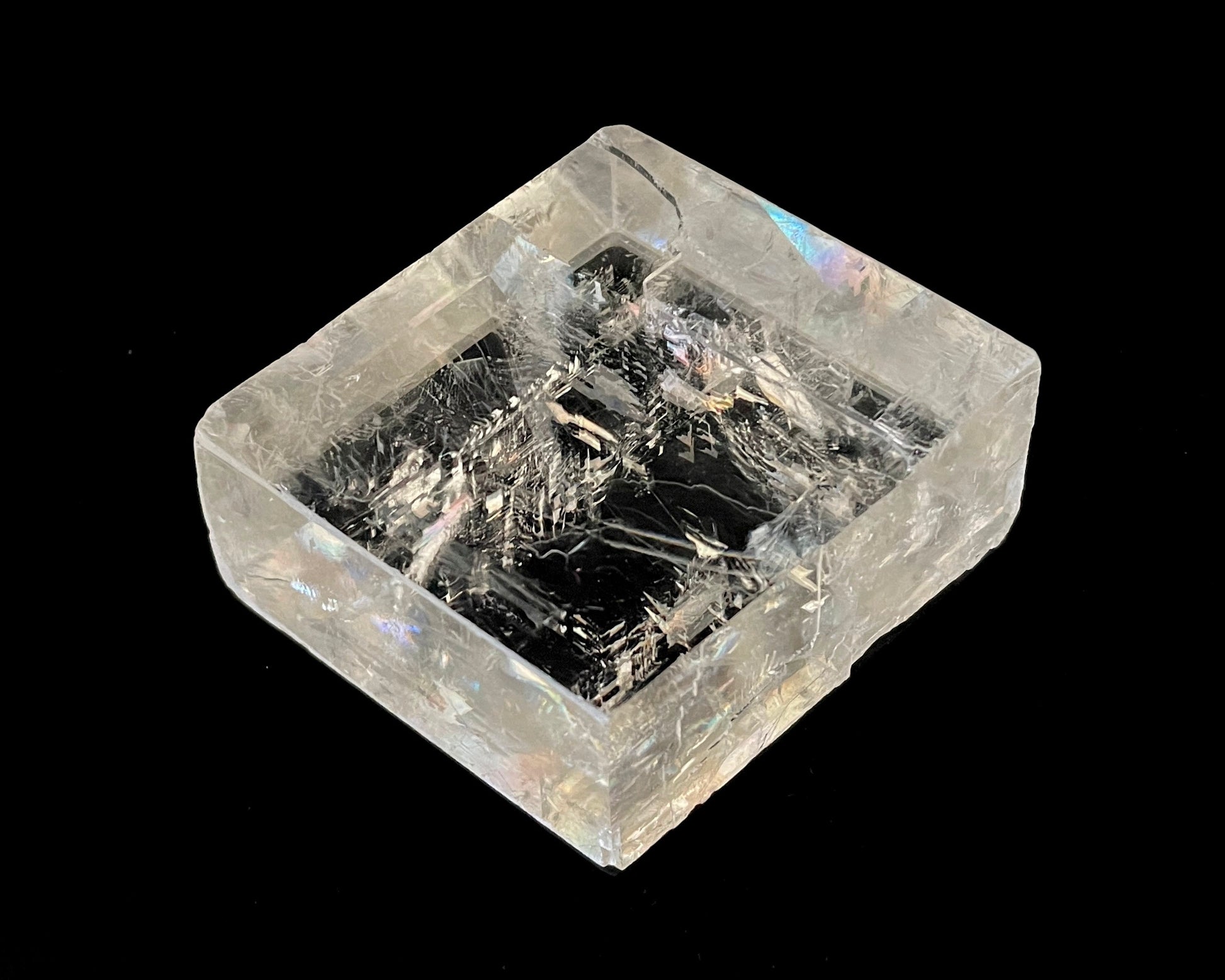 optischer Calcit naturbelassen auf schwarzem Hintergrund