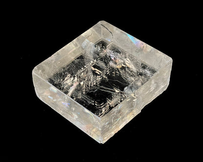 optischer Calcit naturbelassen auf schwarzem Hintergrund