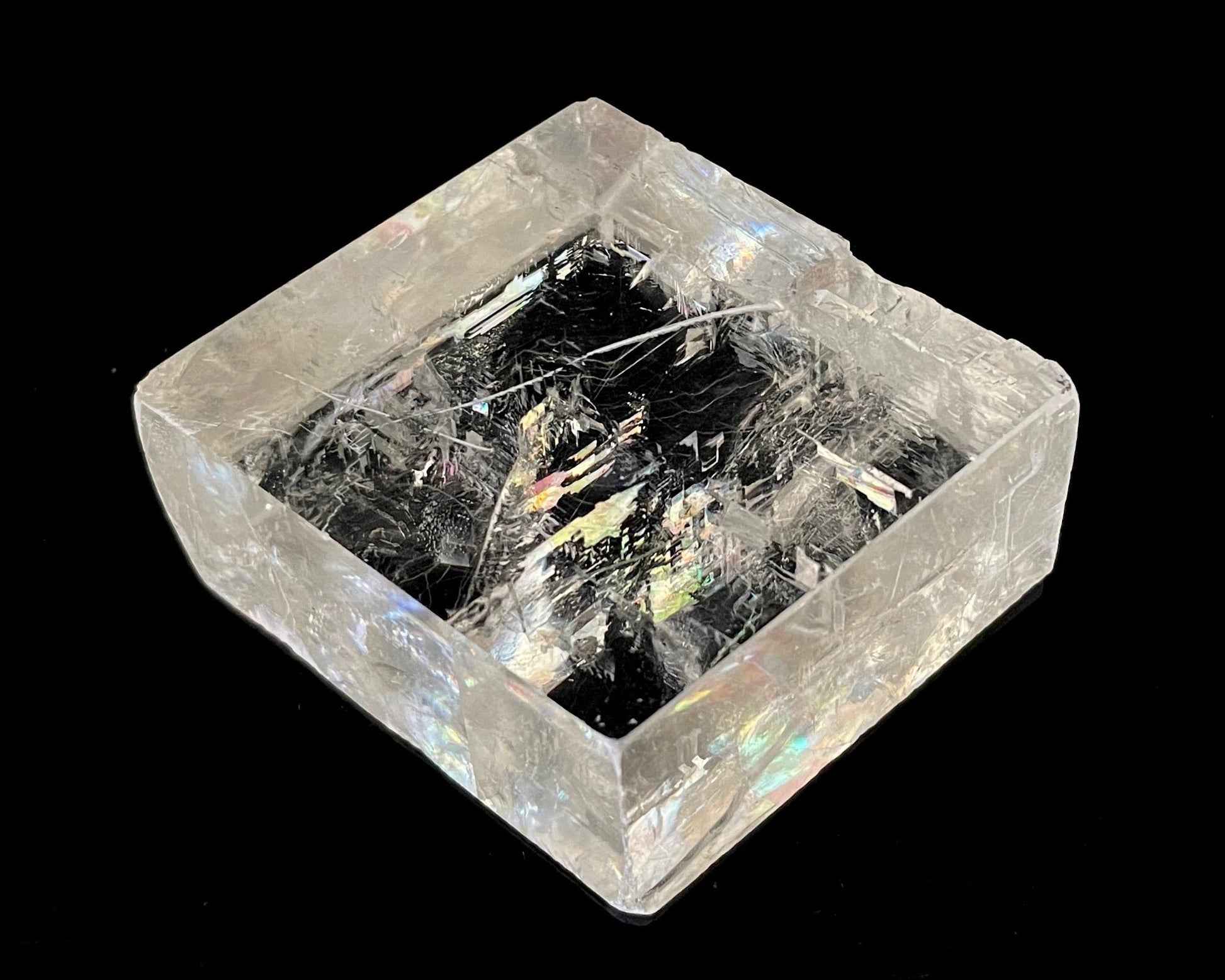 optischer Calcit auf schwarzem Hintergrund