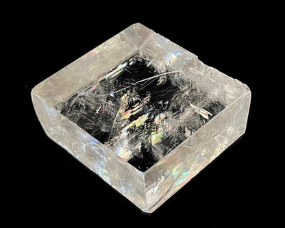 optischer Calcit auf schwarzem Hintergrund