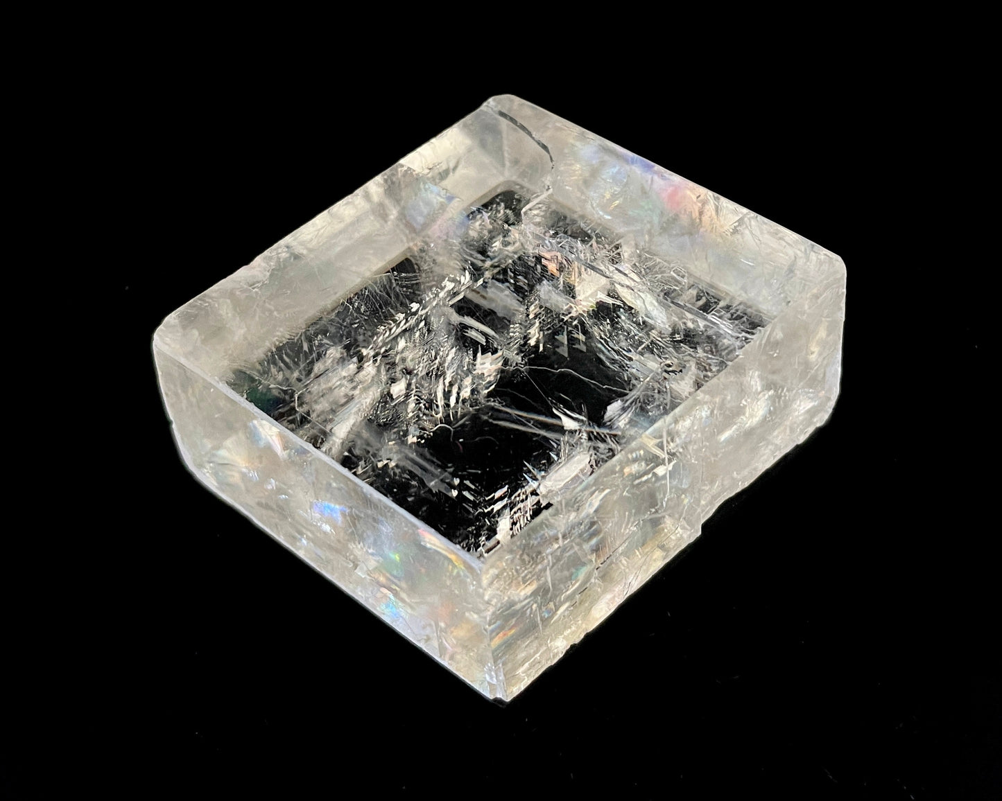 optischer Calcit natur auf schwarzem Hintergrund