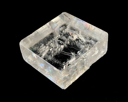 optischer Calcit natur auf schwarzem Hintergrund