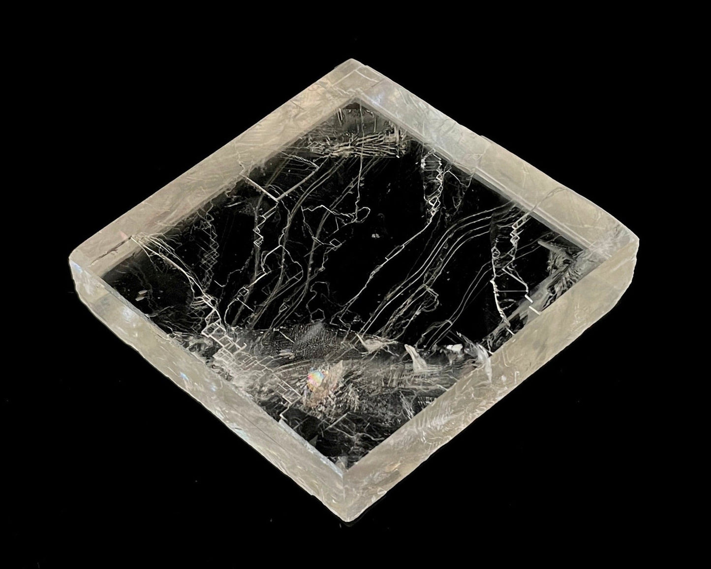 optischer Calcit auf schwarzem Hintergrund