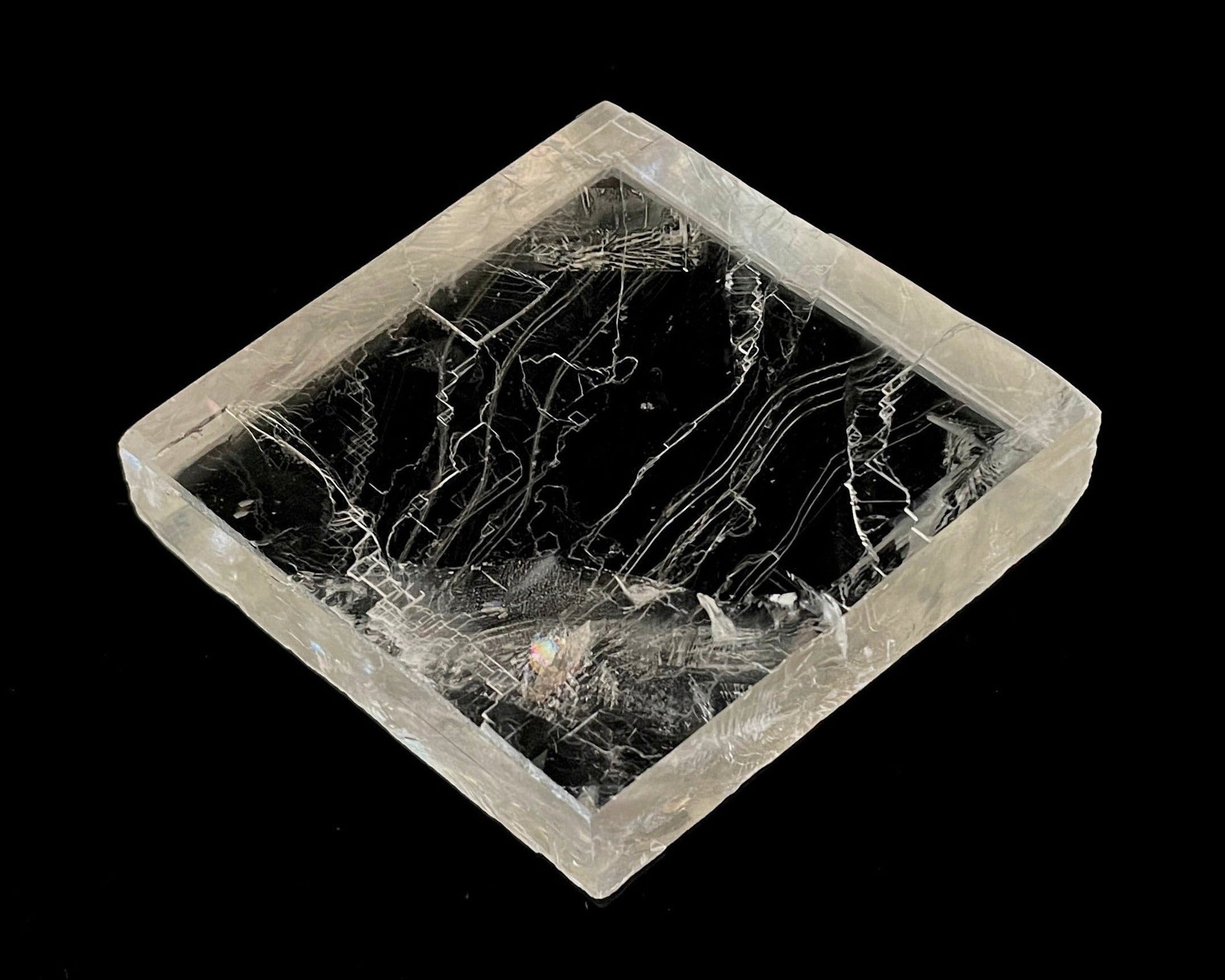 optischer Calcit auf schwarzem Hintergrund