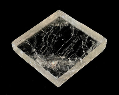 optischer Calcit auf schwarzem Hintergrund