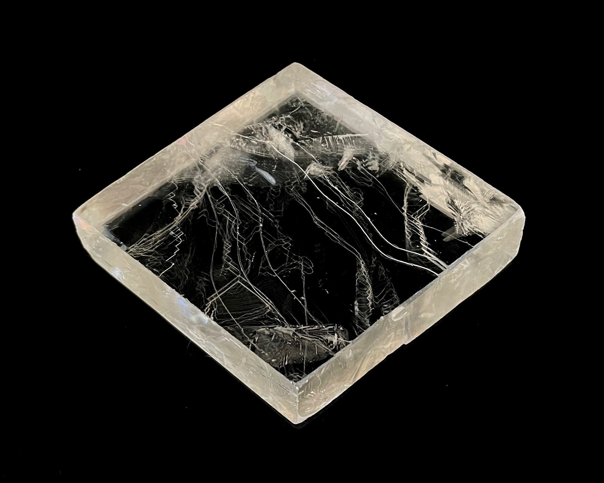 optischer Calcit natur auf schwarzem Hintergrund