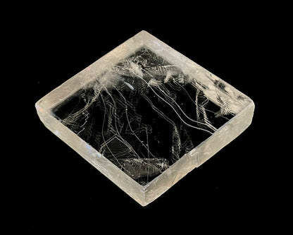 optischer Calcit natur auf schwarzem Hintergrund