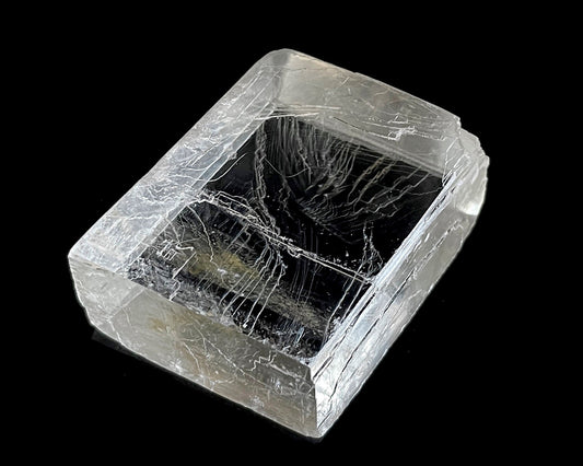 optischer Calcit auf schwarzem Hintergrund