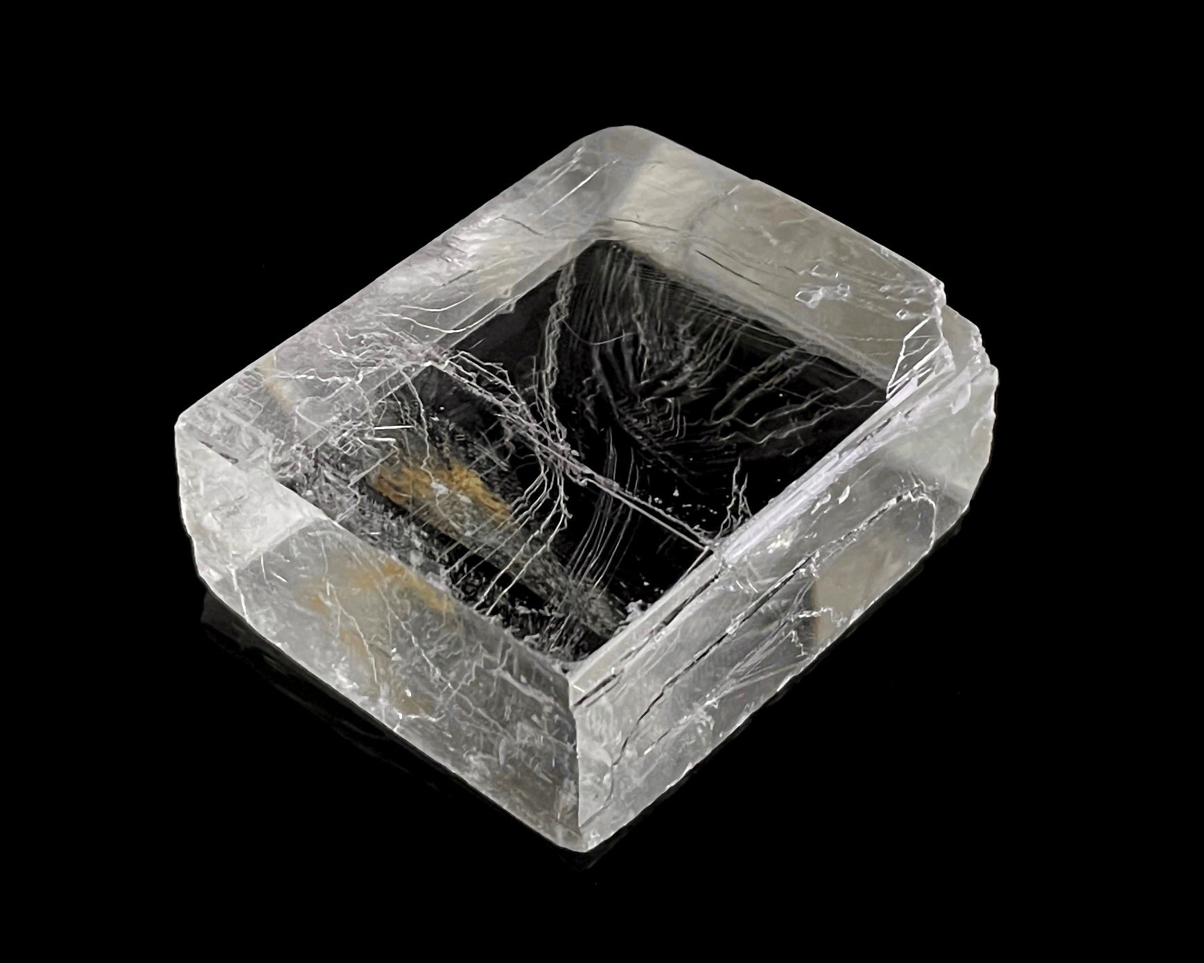 optischer Calcit naturbelassen auf schwarzem Hintergrund