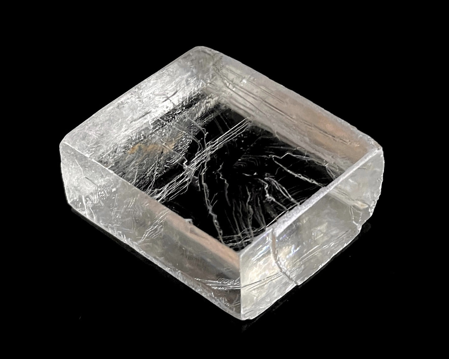 optischer Calcit mit Lichtbrechung auf schwarzem Hintergrund