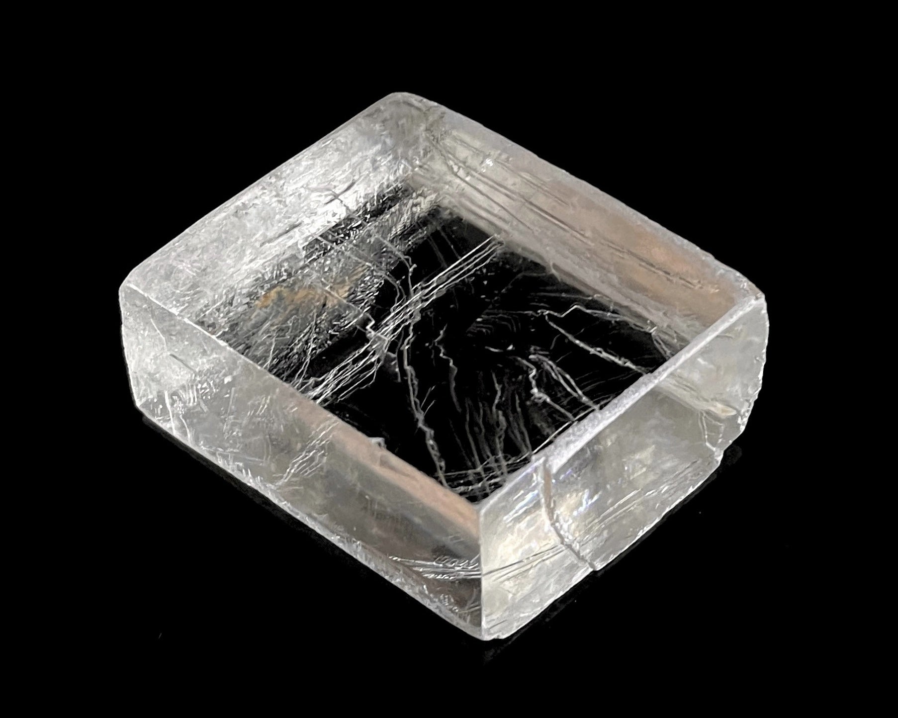 optischer Calcit mit Lichtbrechung auf schwarzem Hintergrund