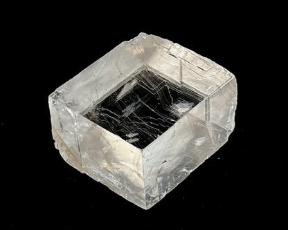 optischer Calcit auf schwarzem Hintergrund