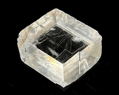 optischer Calcit naturbelassen auf schwarzem Hintergrund