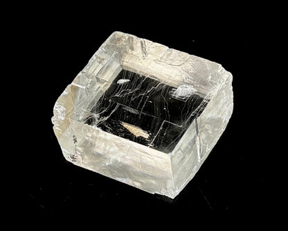 optischer Calcit mit Lichtbrechung auf schwarzem Hintergrund