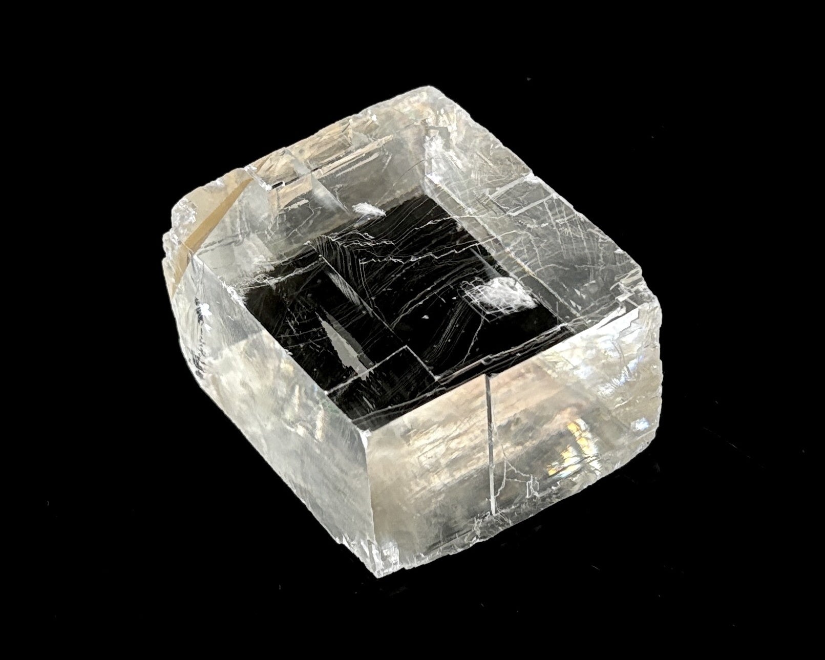 optischer Calcit mit Doppelbrechung auf schwarzem Hintergrund