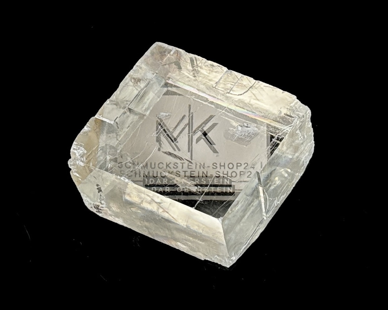 optischer Calcit mit Doppelbrechung auf schwarzem Hintergrund