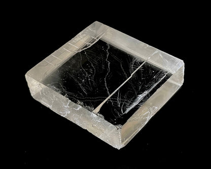 optischer Calcit mit Lichtbrechung auf schwarzem Hintergrund