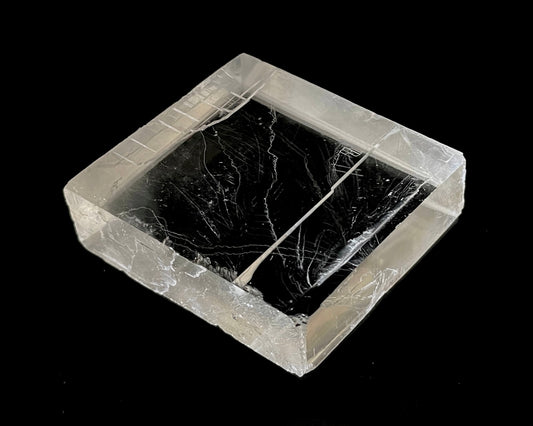 optischer Calcit mit Lichtbrechung auf schwarzem Hintergrund