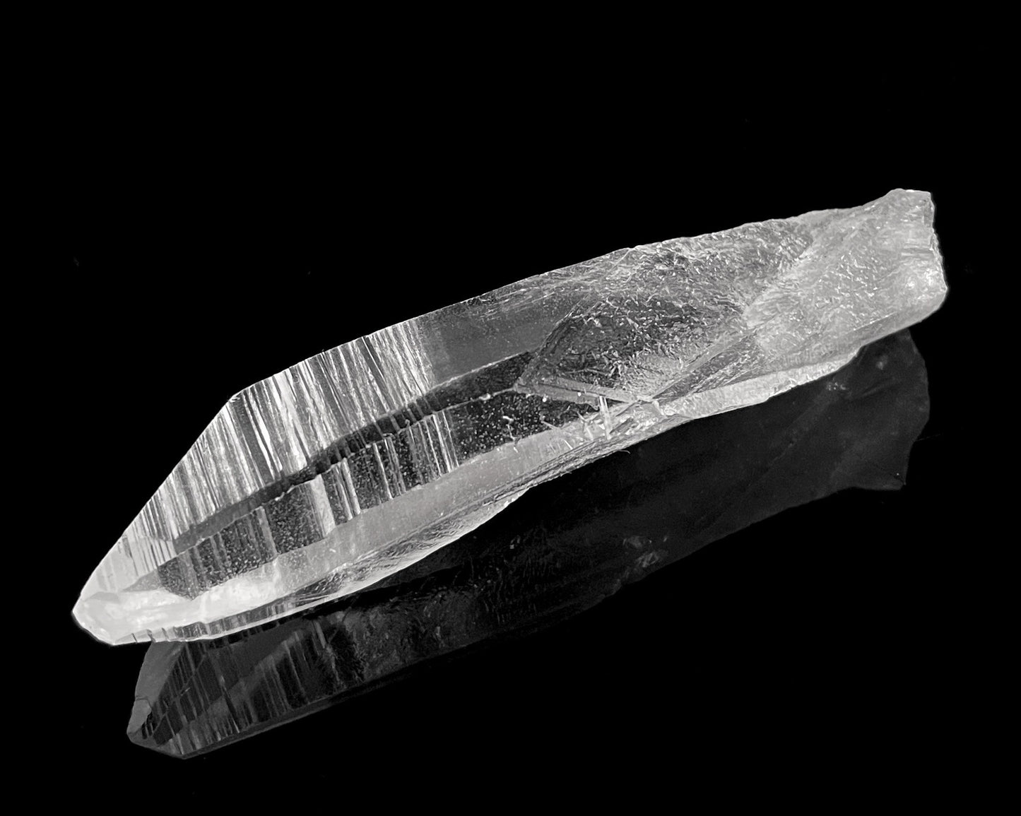 Bergkristall Spitze natur auf schwarzem Hintergrund