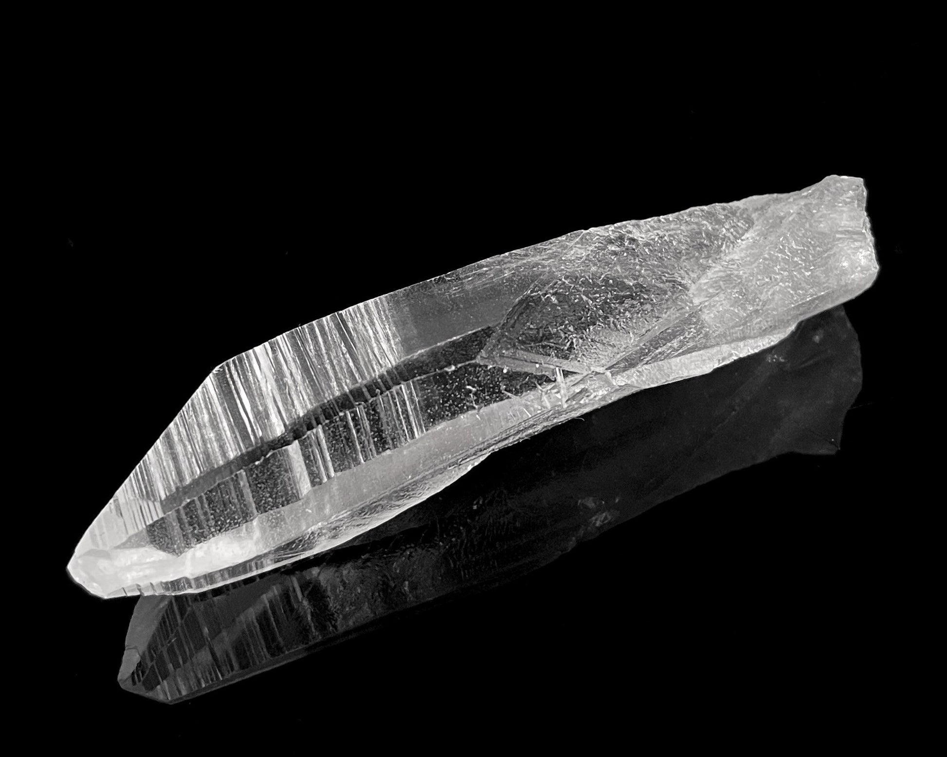 Bergkristall Spitze natur auf schwarzem Hintergrund