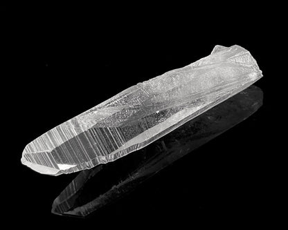 Bergkristall Spitze naturbelassen auf schwarzem Hintergrund