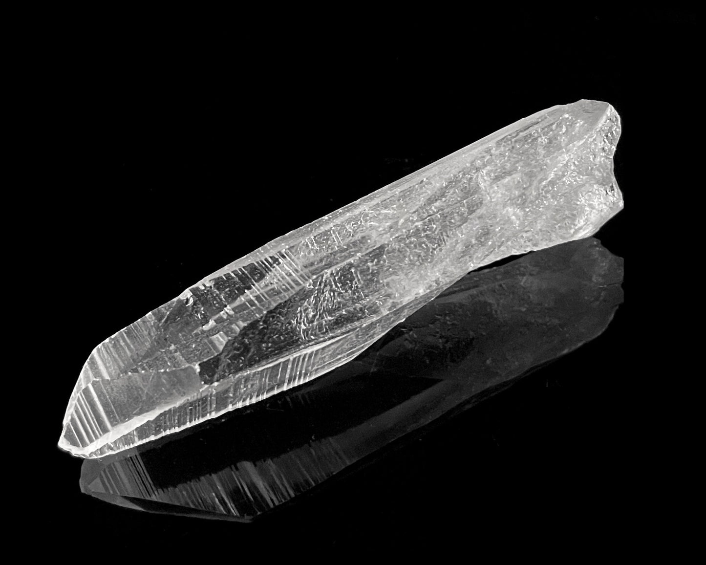 natürliche Bergkristall Spitze natur auf schwarzem Hintergrund