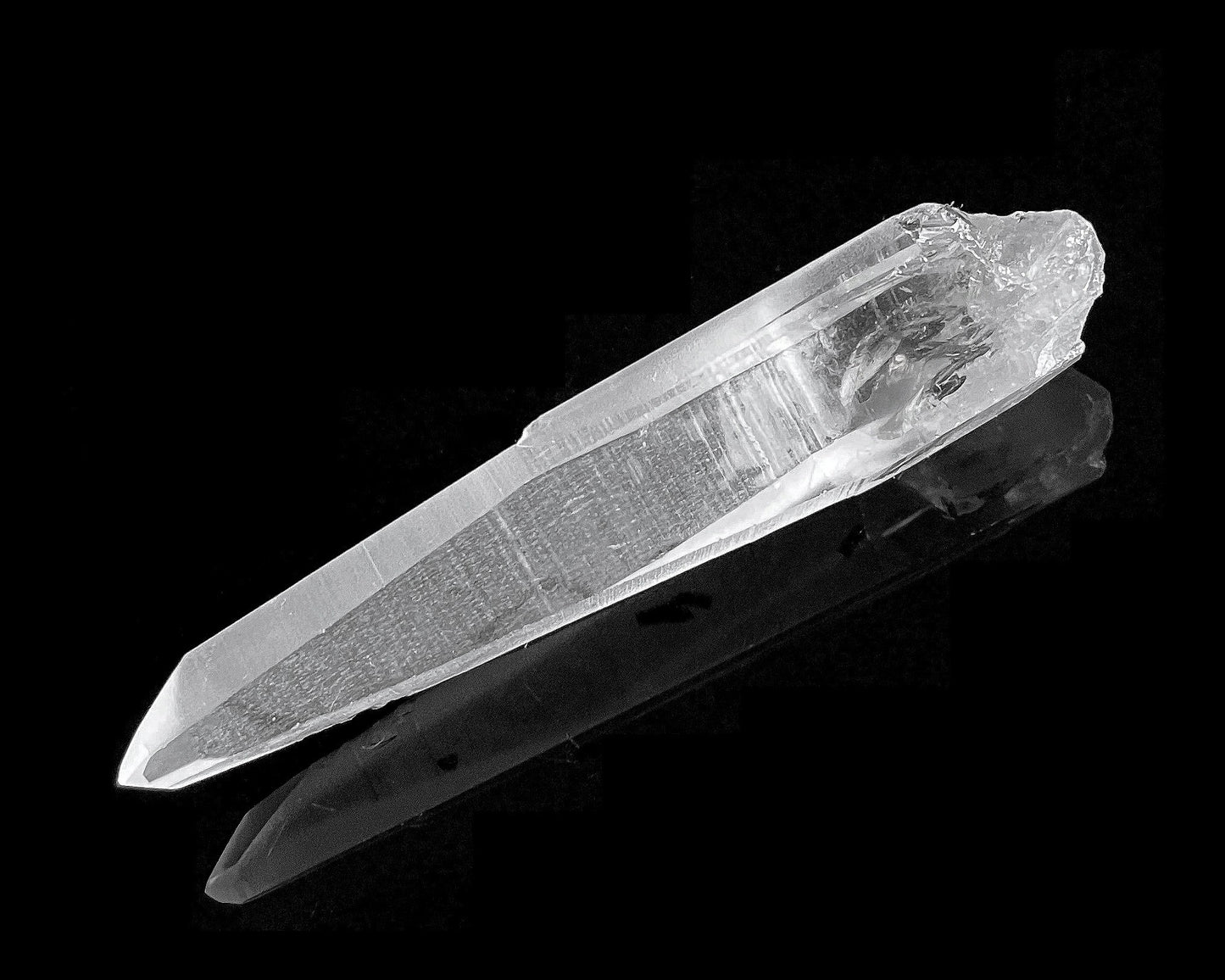 Bergkristall Spitze naturbelassen auf schwarzem Hintergrund