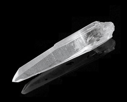 Bergkristall Spitze naturbelassen auf schwarzem Hintergrund