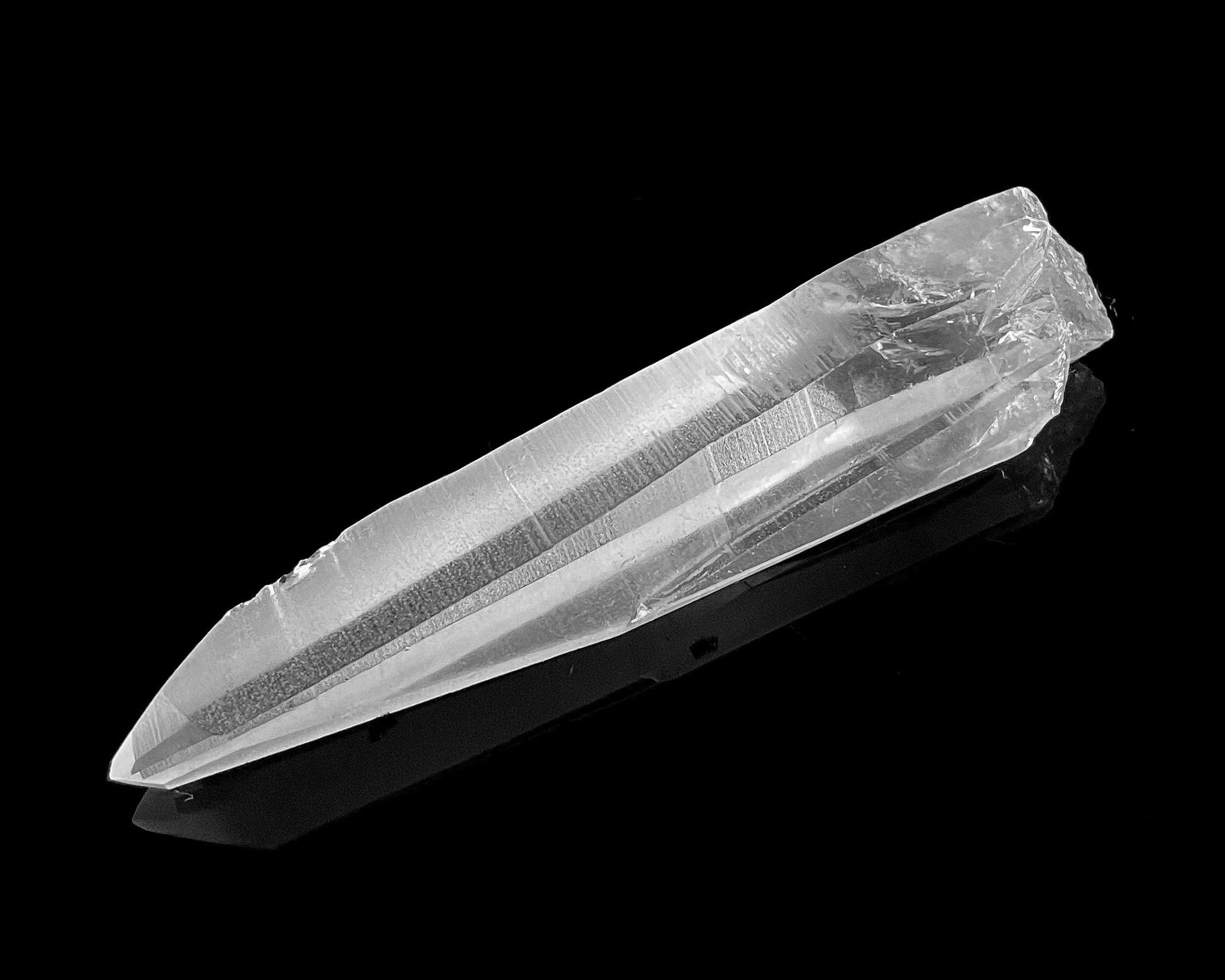 natürliche Bergkristall Spitze natur auf schwarzem Hintergrund