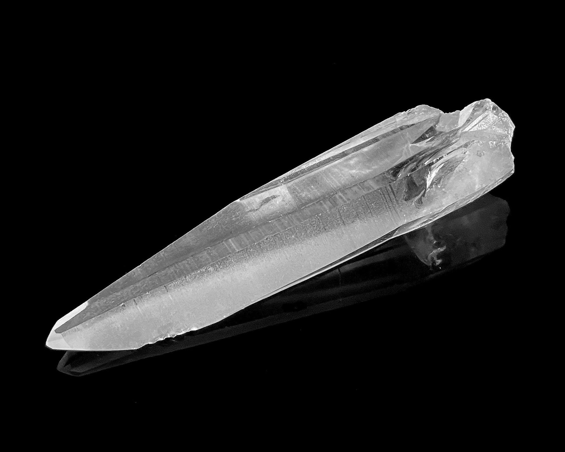 Bergkristall Spitze natur auf schwarzem Hintergrund