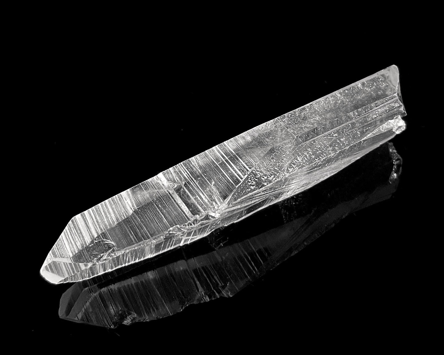 Bergkristall Spitze natur auf schwarzem Hintergrund