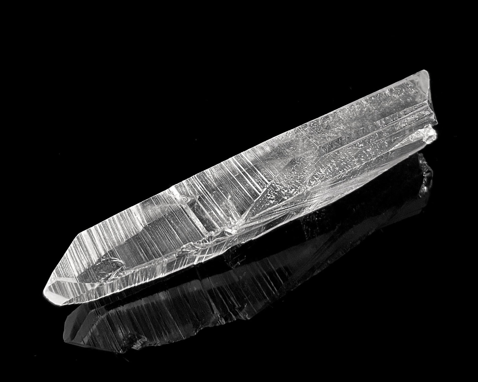 Bergkristall Spitze natur auf schwarzem Hintergrund