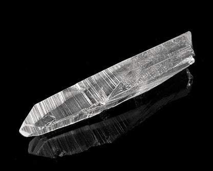 Bergkristall Spitze natur auf schwarzem Hintergrund