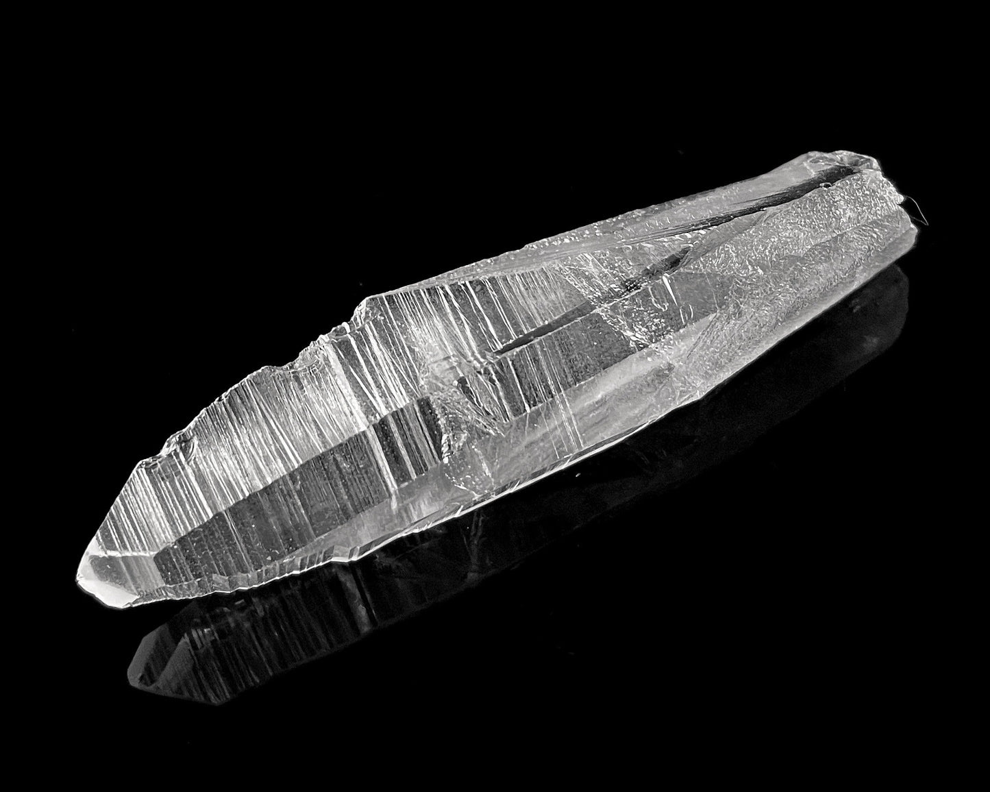 Bergkristall Spitze naturbelassen auf schwarzem Hintergrund