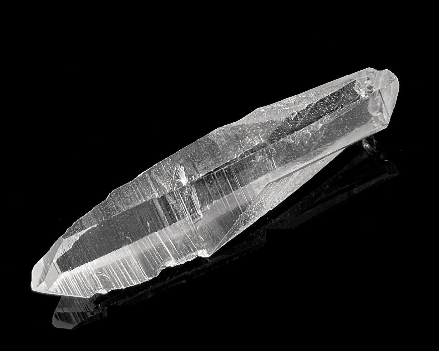 natürliche Bergkristall Spitze natur auf schwarzem Hintergrund