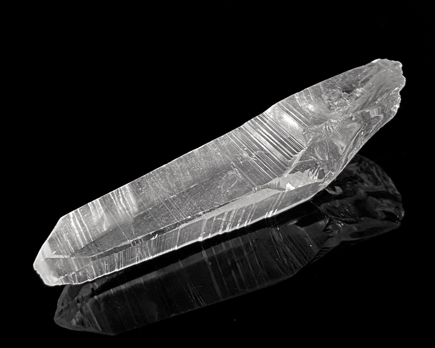 Bergkristall Spitze natur auf schwarzem Hintergrund