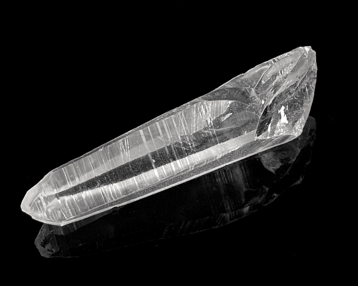 Bergkristall Spitze naturbelassen auf schwarzem Hintergrund